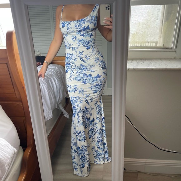 CLUB L LONDON - BLUE FLORAL PRINT ASYMMETRIC NECKLINE COWL MAXI DRESS - Picture 4 of 5